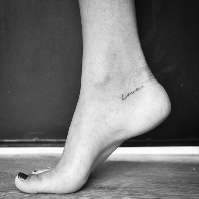 tattoo vorlagen frauen mit bedeutung love tattoo am fuß schwarz weißes foto schwarzer nagellack