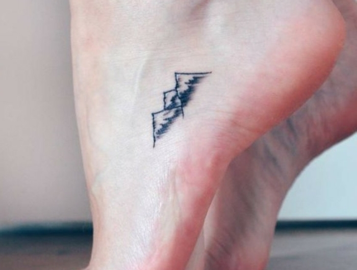 tattoos für frauen design von einem berg am fuß minimalistische tattoos inspiration ideen