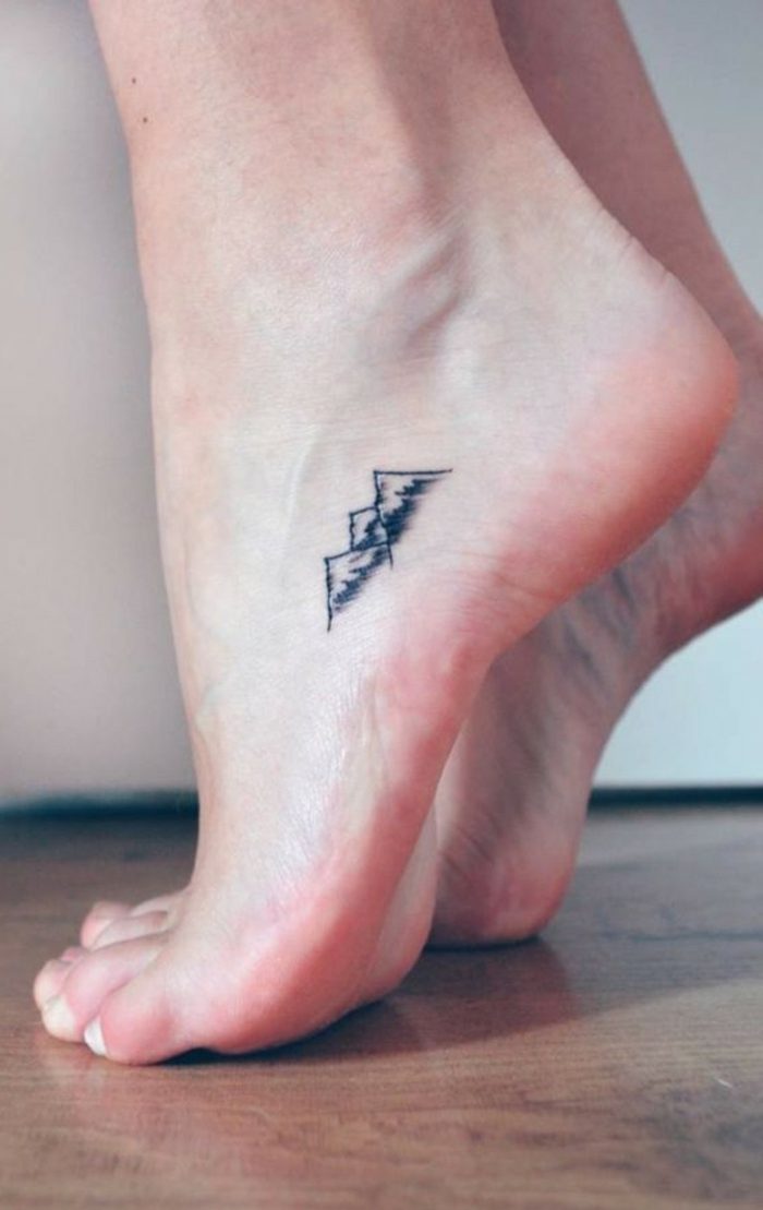 tattoos für frauen design von einem berg am fuß minimalistische tattoos inspiration ideen