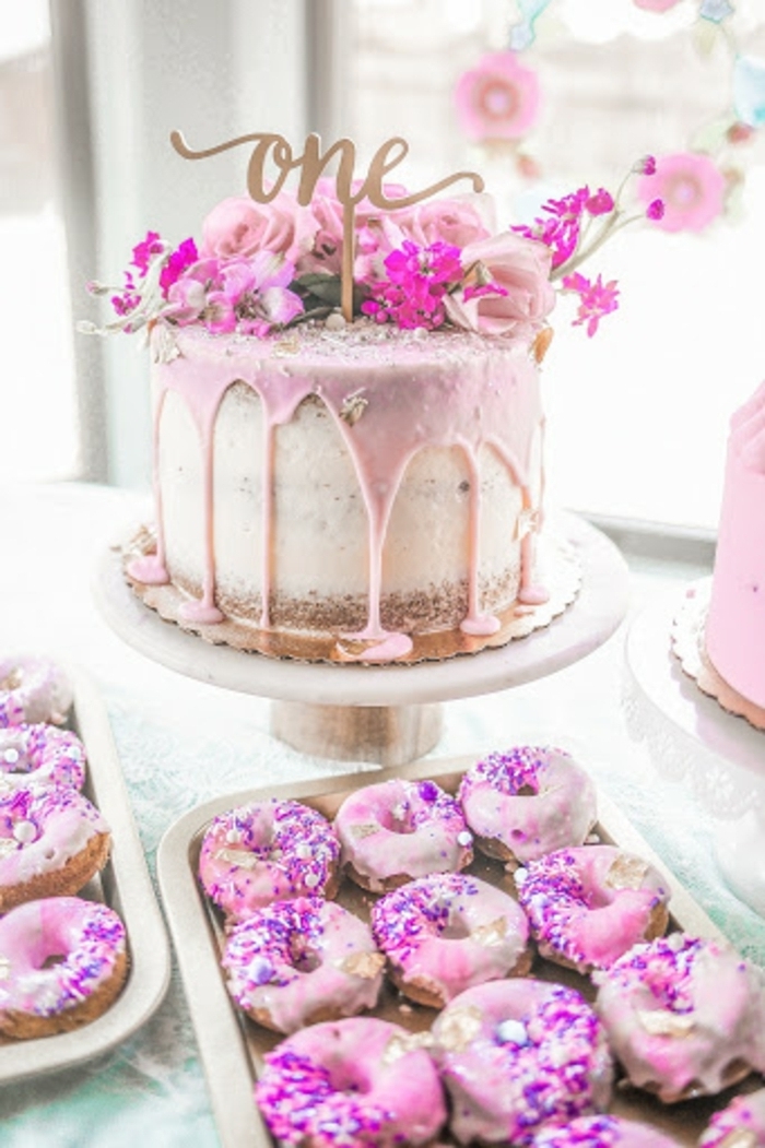 torte für kinder zum geburtstag geburtstagskuchen für mädchen donuts krapfen rosa ganache weiße creme blüten