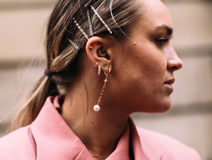 trendfrisuren 2020 damen paris street style accessoires haare elegante haarspangen blonde haare im pferdeschwanz frisuren mittellanges haar