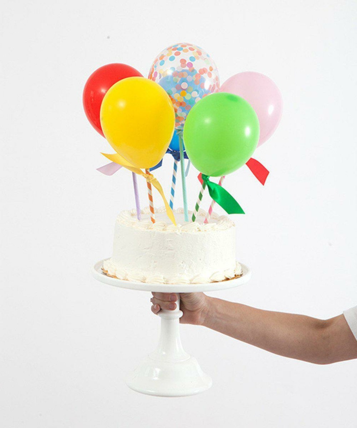vanille torte dekoriert mit bunten luftballons schnelle kuchen für kindergeburtstag selber machen leckere backideen