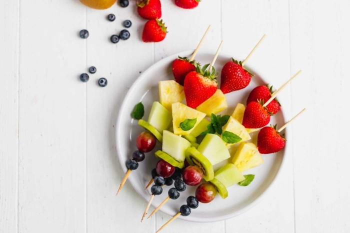 vegetarische rezepte schnell party essen spieße mit obst früchte erdbeeren ananas kiwi blaubeeren
