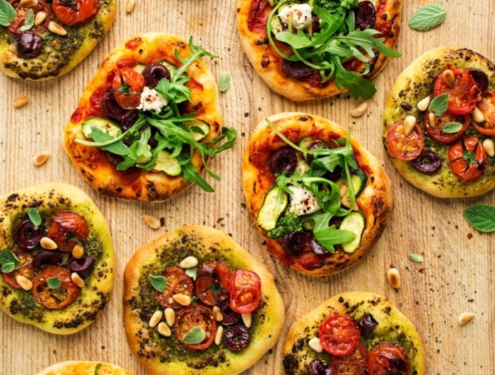 vegetarisches essen mini pizzas mt belag aus tomaten oliven käse und rukola rezepte für party