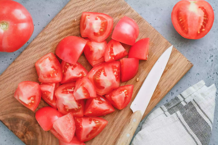 viele kleine rote gehakte tomaten wie kann man tomaten einkochen rezepte ein messer in küche