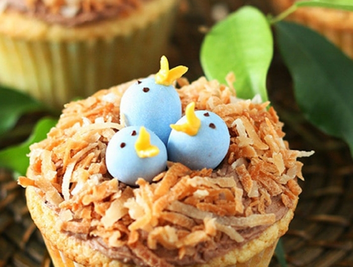 vogelnest cupcakes mit blauen küken muffins verzieren leckere desserts für kindergeburtstag party essen backen