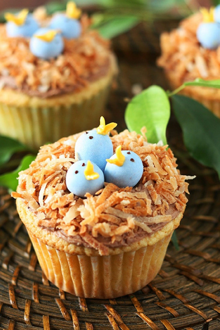 vogelnest cupcakes mit blauen küken muffins verzieren leckere desserts für kindergeburtstag party essen backen
