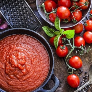 wie kann man tomaten einkochen rezepte viele kleine rote frische tomaten olivenöl ein topf mit tomatensoße