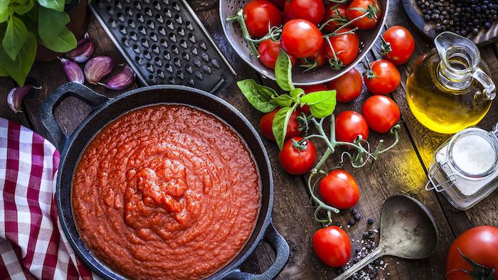 wie kann man tomaten einkochen rezepte viele kleine rote frische tomaten olivenöl ein topf mit tomatensoße
