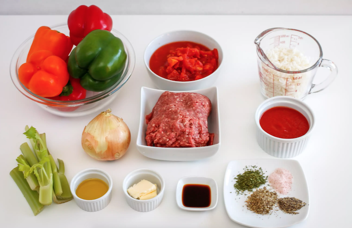 wie kocht man gefüllte paprika hackfleisch die zutaten für gefüllte paprikaschoten mit tomatensoße