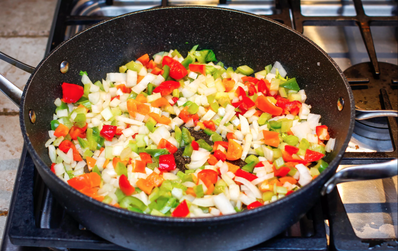 wie kocht man gefüllte paprika hackfleisch gemüse eine hardplatte und ein topf rezept