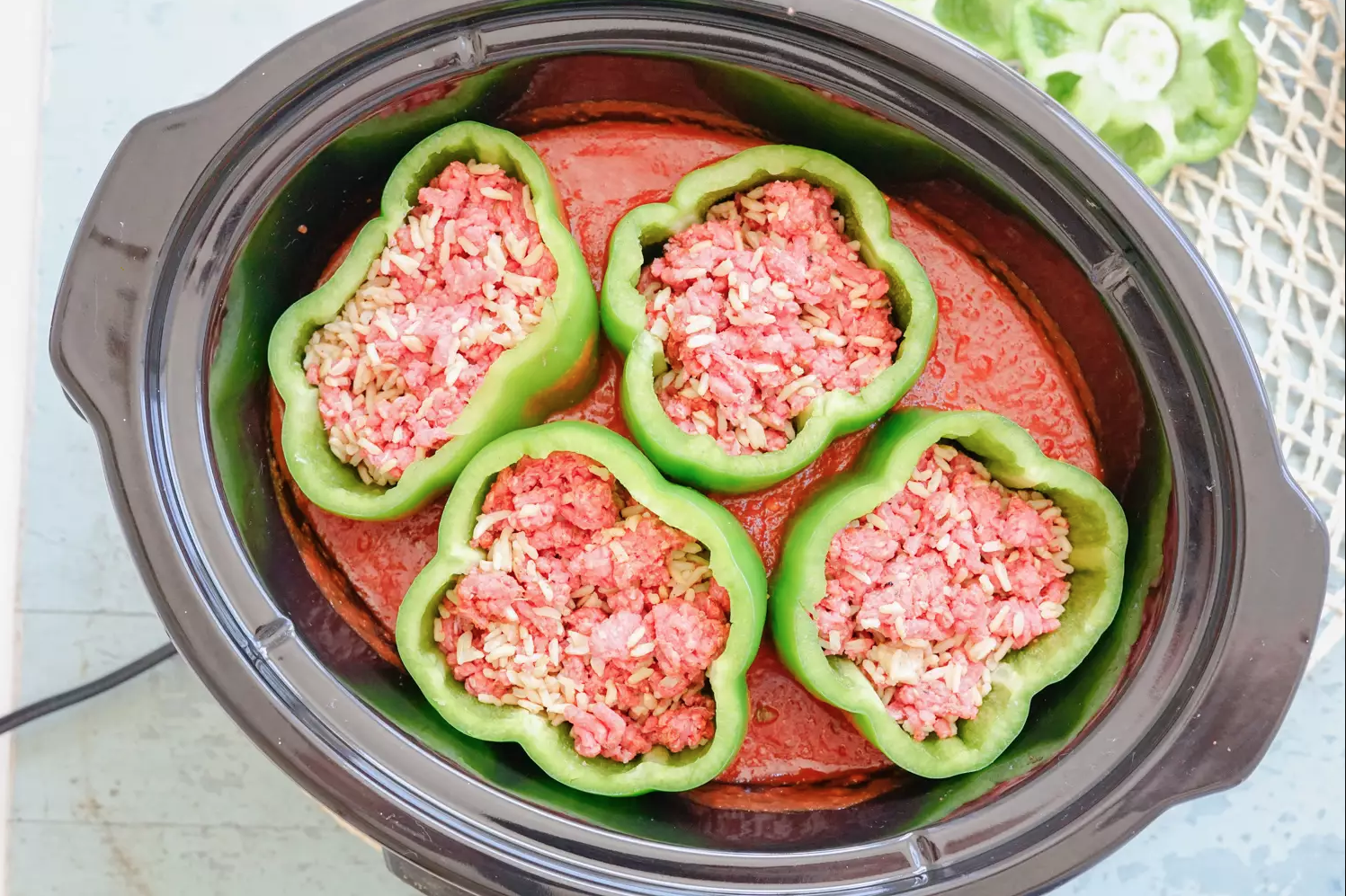 wie kocht man gefüllte paprika hackfleisch grüne entkernte paprika mit tomatensoße und fleisch