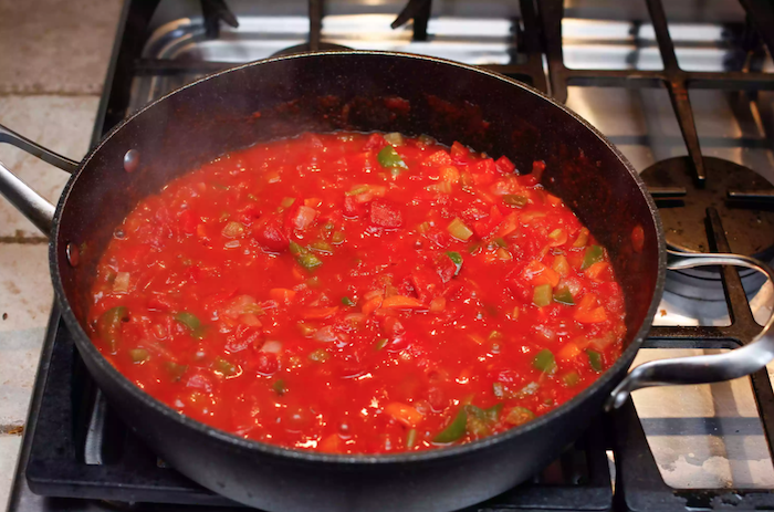 wie kocht man gefüllte paprika tomatensoße eine herdplatte eine rote tomatensauce