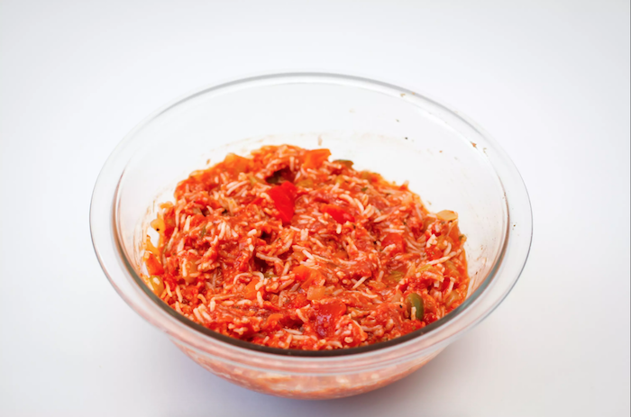 wie kocht man gefüllte paprika tomatensoße teller mit hackfleisch und tomatensoße schritt für schritt