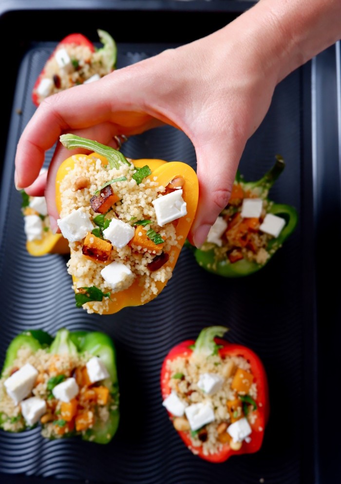 wie kocht man gefüllte paprika vegetarisch gfüllte paprika mit feta käse eine hand