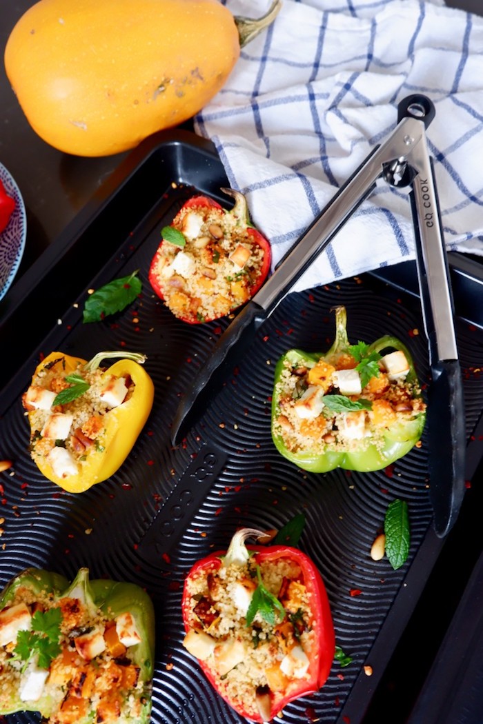 wie kocht man gefüllte paprika vegetarisch kleine gelbe grüne und rote paprikaschoten mit feta