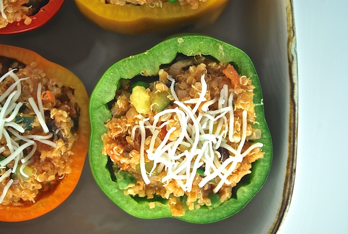 wie kocht man gefüllte paprika vegetarisch orange und grüne paprikaschoten mit feta käse