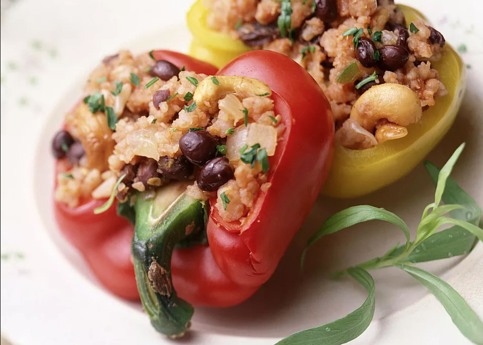 wie kocht man gefüllte paprika vegetarisch und mit basmatireis rote und gelbe paprika