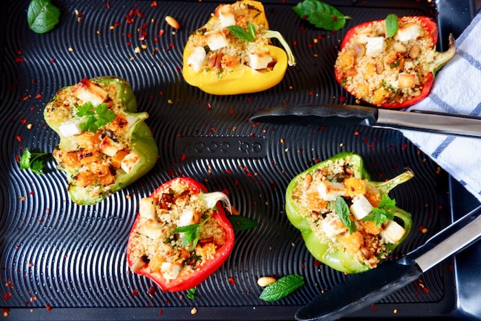 wie kocht man gefüllte paprika vegetarisch viele grüne und rote paprika mit couscous und schafskäse