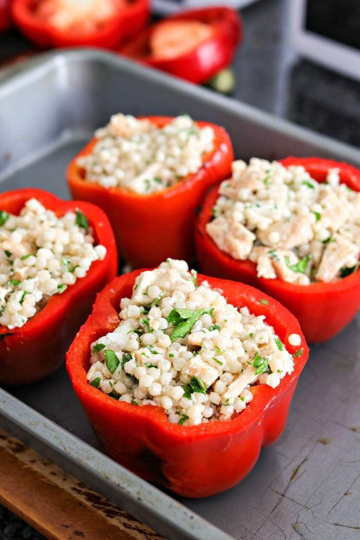 wie macht man gefüllte paprika ein topf mit roten gefüllten paprikaschoten mit couscousjpg