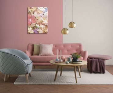 wohnzimmer streichen ideen zimmergesraltung in rosa und weiß grauer sessel feminine zimmergestaltung wandgestaltung mit farbe