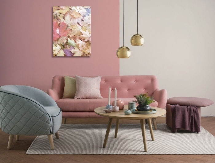 wohnzimmer streichen ideen zimmergesraltung in rosa und weiß grauer sessel feminine zimmergestaltung wandgestaltung mit farbe