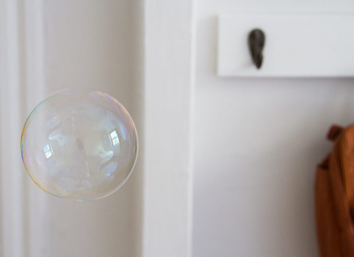 zimmer mit weißen wänden und eine fliegende bunte seifenblase pustestab für seifenblasen herstellen