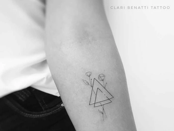 zwei dreiecke mit zwei rosen minimalistische tattoo motive kleine tattoos mit bedeutung schwarz weißes foto