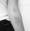zwei dreiecke mit zwei rosen minimalistische tattoo motive kleine tattoos mit bedeutung schwarz weißes foto