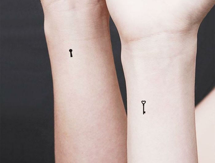 zwei gleiche tattoos am handgelenk schlüssel mit schloss tattoo vorlagen frauen minimalistisches design