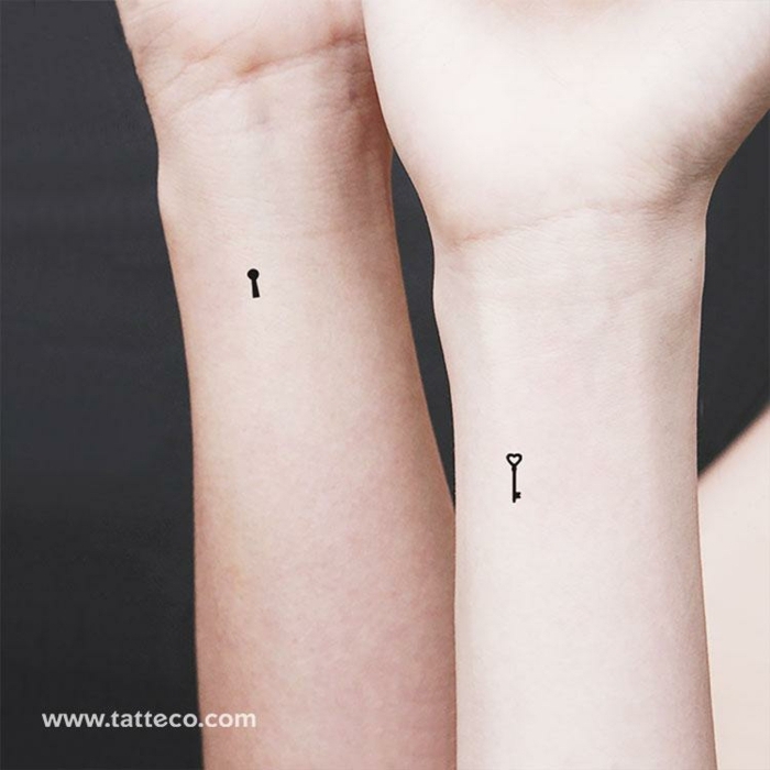zwei gleiche tattoos am handgelenk schlüssel mit schloss tattoo vorlagen frauen minimalistisches design