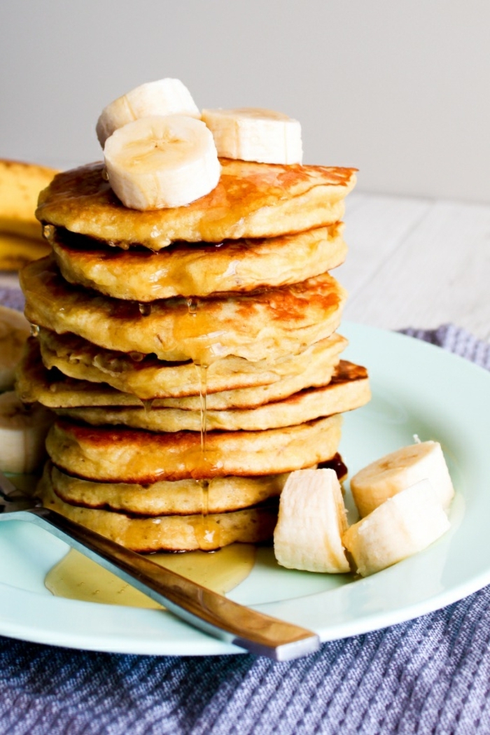1 rezepte mit bananen frühstück ideen amerikanische pfannkuchen bananenpfannkuchen garniert mit honig
