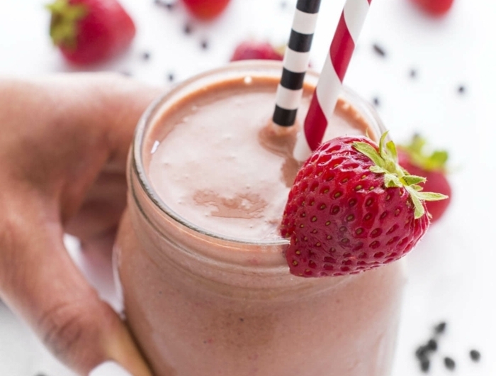 2 shakes zum abnehmen proteinshake mit schokolade und erdbeeren erdbeerenshake rezept