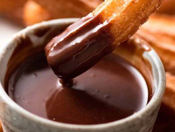 churros schokladensauce lange streifen und puderzucker rezept für spanische gerichte