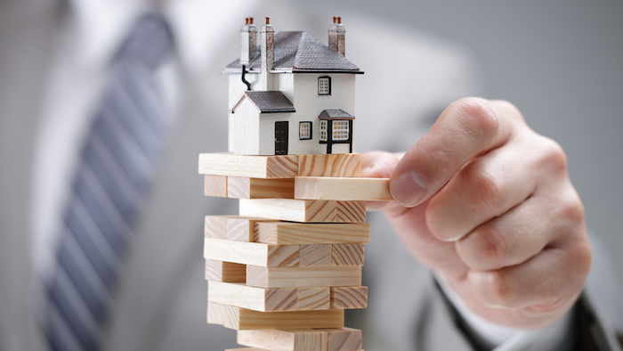 immobilienverkauf ein mann ein kleines weißes haus tipps vorteile der online immobilienbewertung