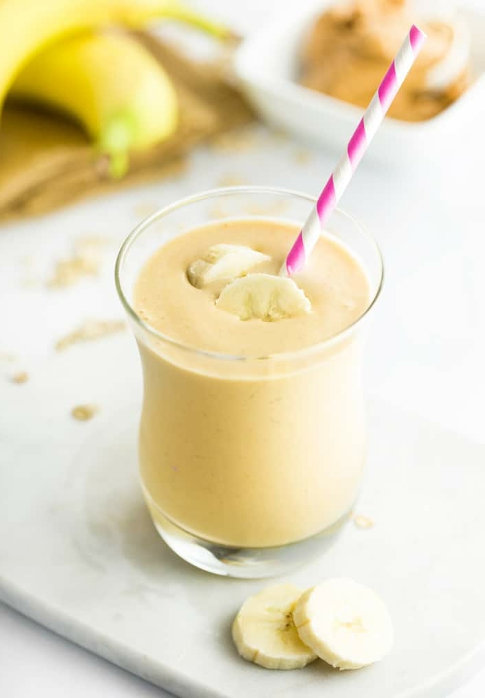 abnehmen mit shakes das beste proteinshake rezept eiweißshake mit erdnussbutter und bananen einfache zubereitung getränk mit viel eiweiß