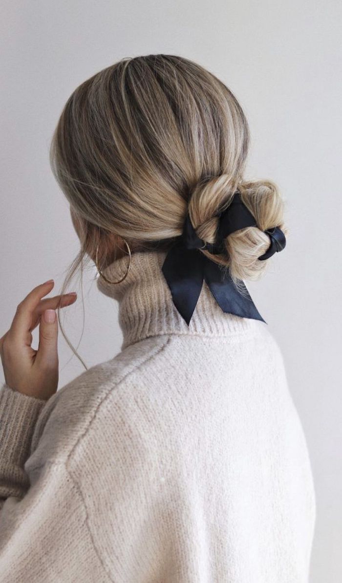 accessoires für die haare blauer haarband casual styling beiger pullover ohrringe kreolen dutt machen ohne duttkissen blonde haare mit strähnen