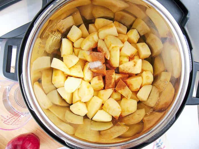 apfelmus selber machen ein topf mit vielen kleinen geschnittenen äpfeln in würfel rezepte mit apfelmus