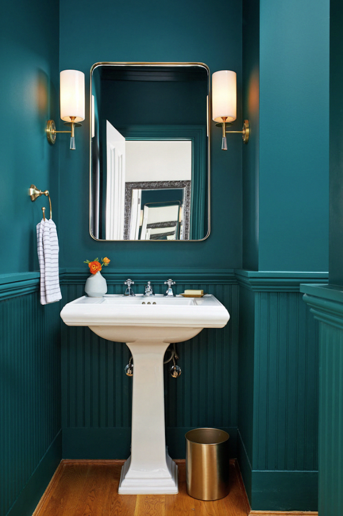 badezimmer einrichtung großer spiegel elegante minimalistische innenausstattung petrol farbe wand inspiration