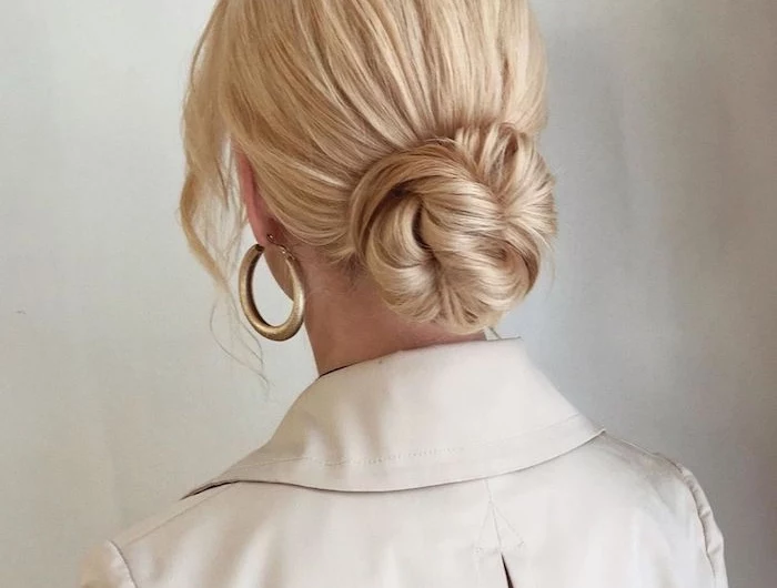 blonde haare mit strähnen goldene ohrringe beiger trench coat elegante hochsteckfrisur dutt frisuren 2020 hochzeit inspiration