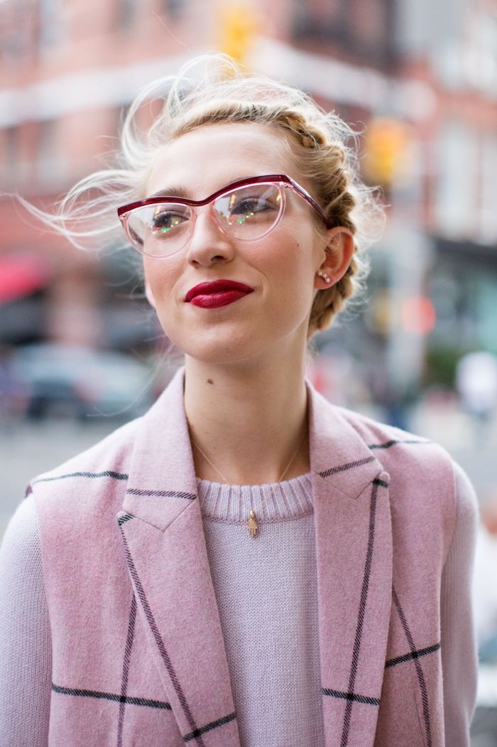 blonde hochgesteckte frisur mit zöpfen pink lila casual outfit in style brillen brillengestell in dunkellila dezente halskette