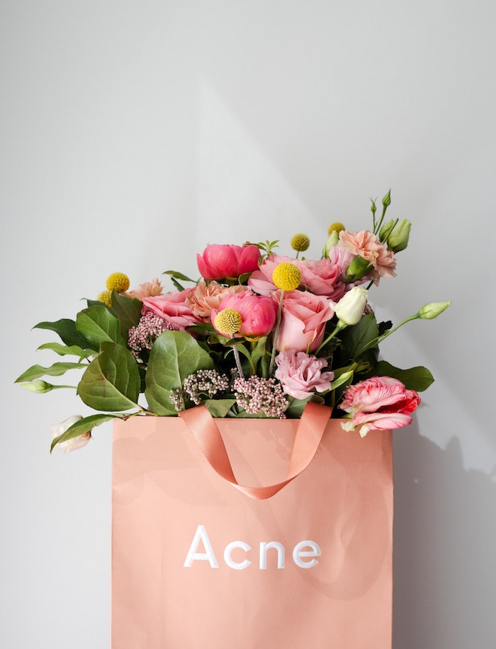 bunte blumen millenial pink farbe acne studios marke fashion brands skandinavischer stil