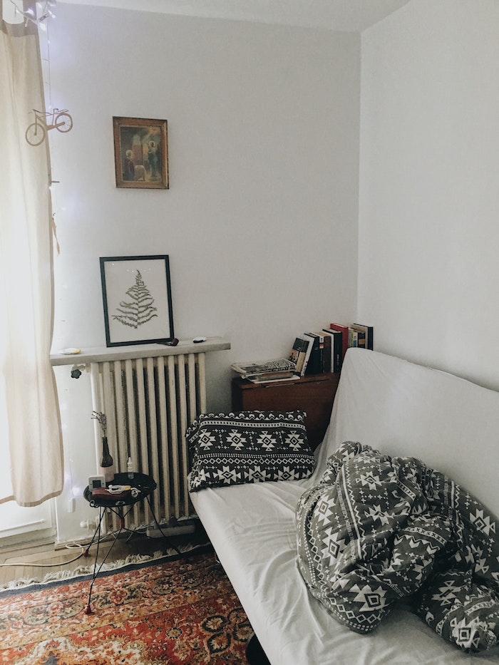 bunter teppich weißer couch mit schwarzen kissen skandinavischer wohnstil kleines wohnzimmer im scandi style einrichten kleiner runder tisch dekoration bilder