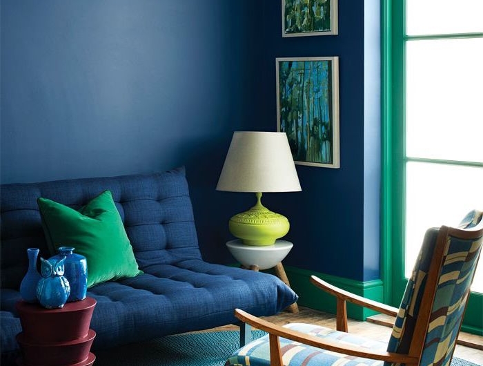 burgenroter kaffeetisch blaue figuren dekoration stuhl aus holz mit bunter polsterung blaue wandfarbe trends 2020