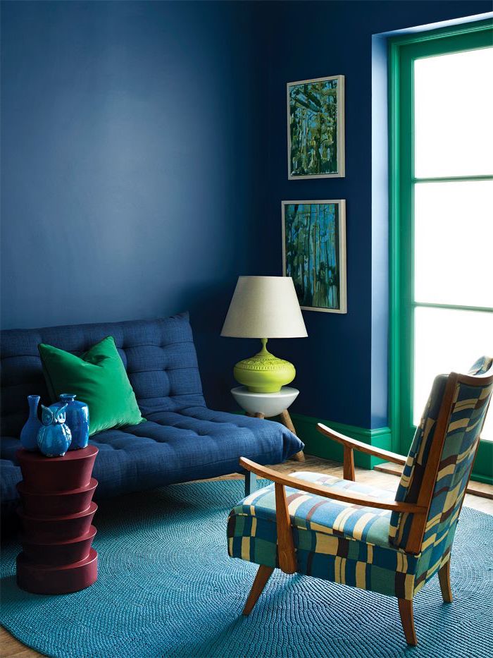 burgenroter kaffeetisch blaue figuren dekoration stuhl aus holz mit bunter polsterung blaue wandfarbe trends 2020