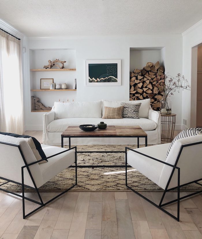 deko skandinavisch weiße sessel mit schwarzem rahmen großer couch dekoration mit holzmotiven kaffeetisch aus holz mit schwarzen beinen