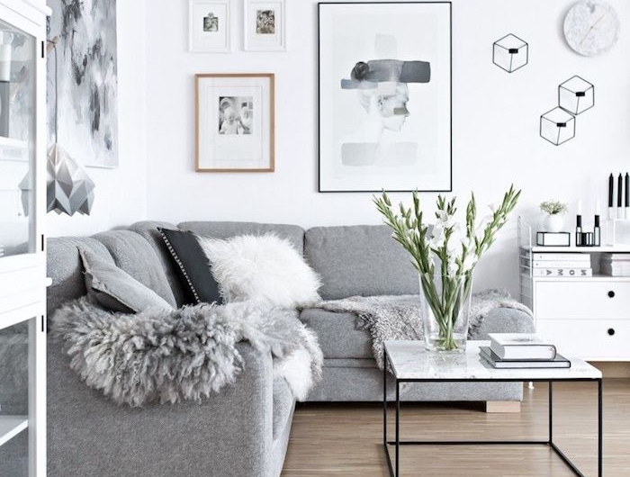 ecksofa in grau schwedische möbel schwarzer kaffeetisch minimalistische gemälden moderne inneneinrichtung inspiration
