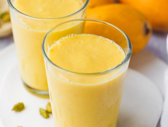 ein glas mit orangem mango lassi rezept wie kann man eine mango schneiden