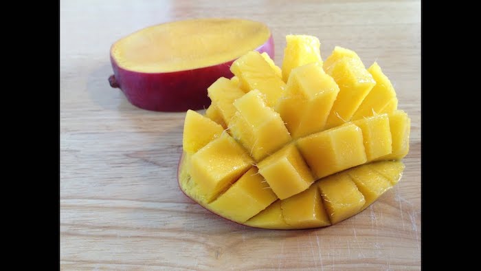 ein holzbrett eimango igel wie kann man eine mango schneiden diy schritt für schritt