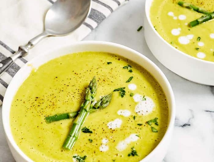 ein löffel und tuch eune schüssel mit grüner suppe au grünen spargelstangen spargel rezepte cremige suppe mit spargeln und petersilie